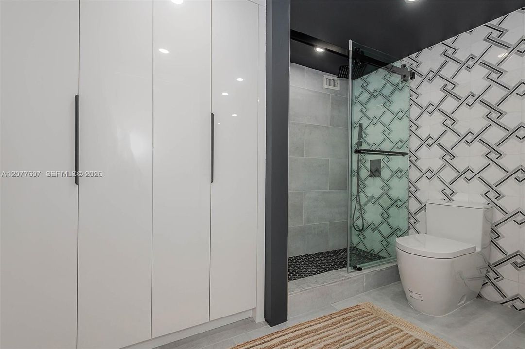 For Rent: $8,500 (1 beds, 1 baths, 880 Square Feet)