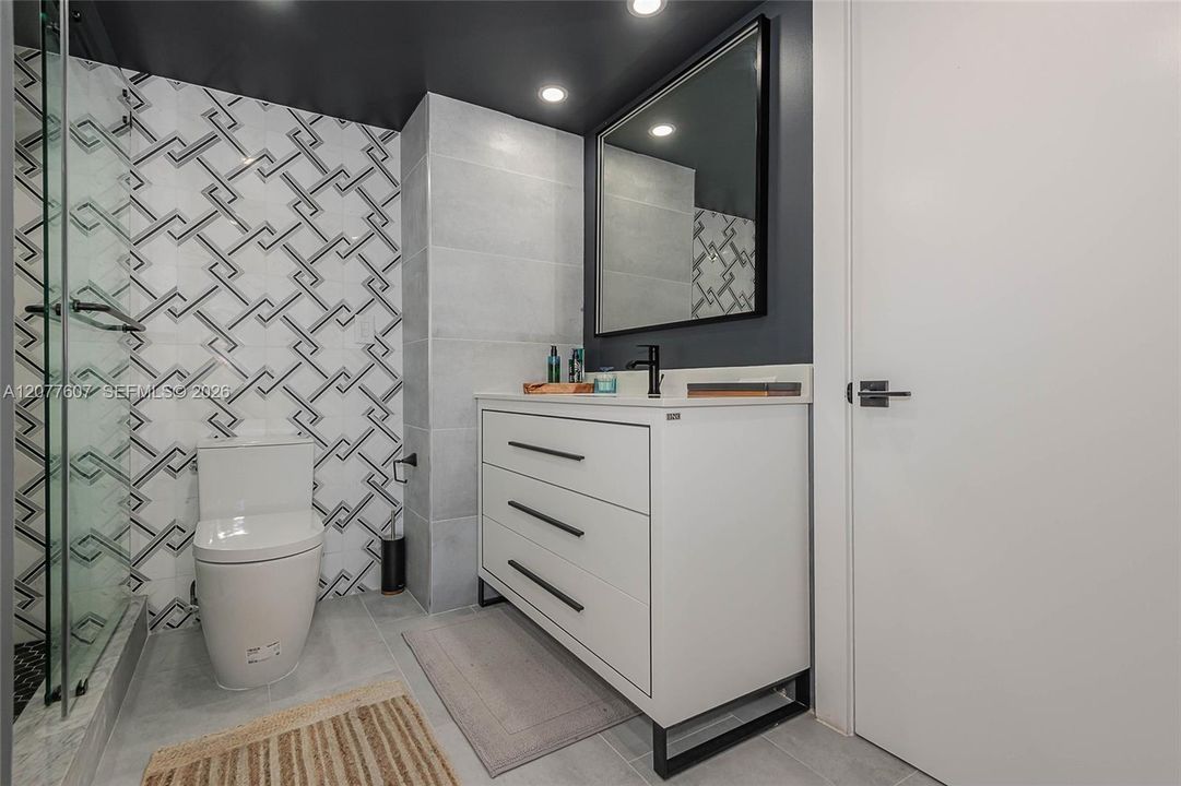For Rent: $8,500 (1 beds, 1 baths, 880 Square Feet)