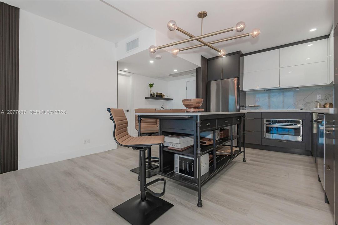 For Rent: $8,500 (1 beds, 1 baths, 880 Square Feet)