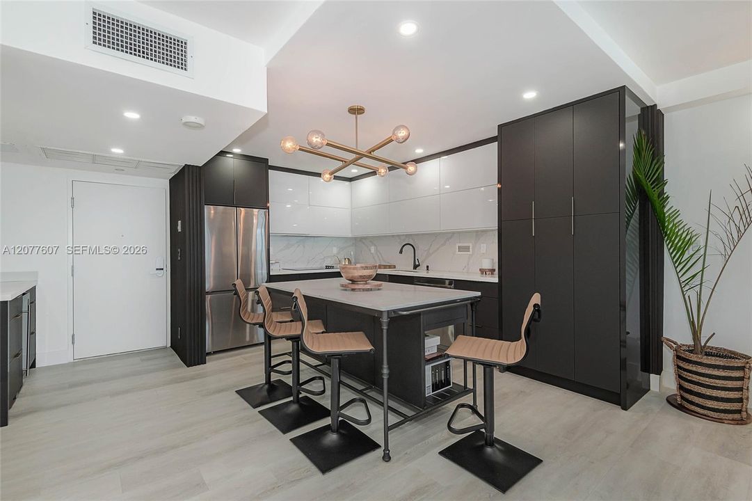 For Rent: $8,500 (1 beds, 1 baths, 880 Square Feet)