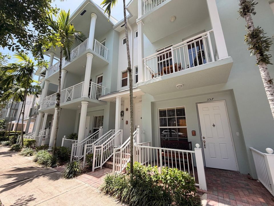 For Rent: $2,100 (1 beds, 1 baths, 762 Square Feet)