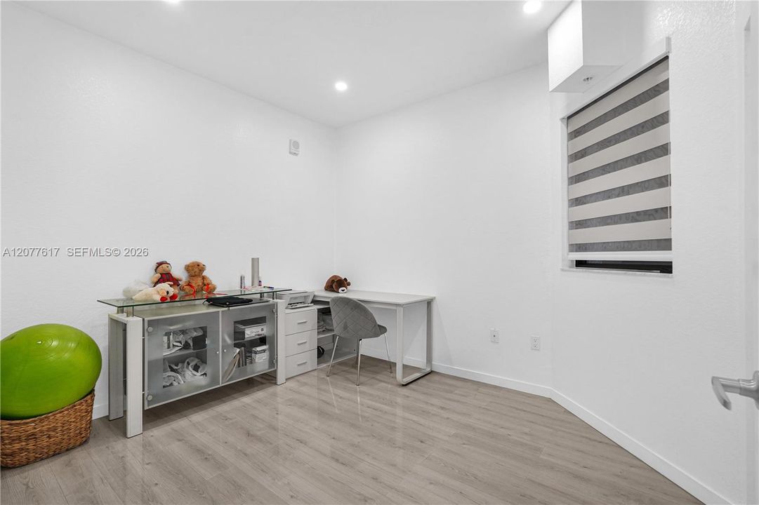 For Rent: $2,700 (3 beds, 2 baths, 1384 Square Feet)