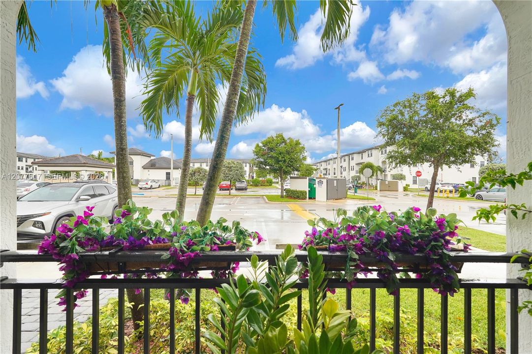 For Rent: $2,700 (3 beds, 2 baths, 1384 Square Feet)