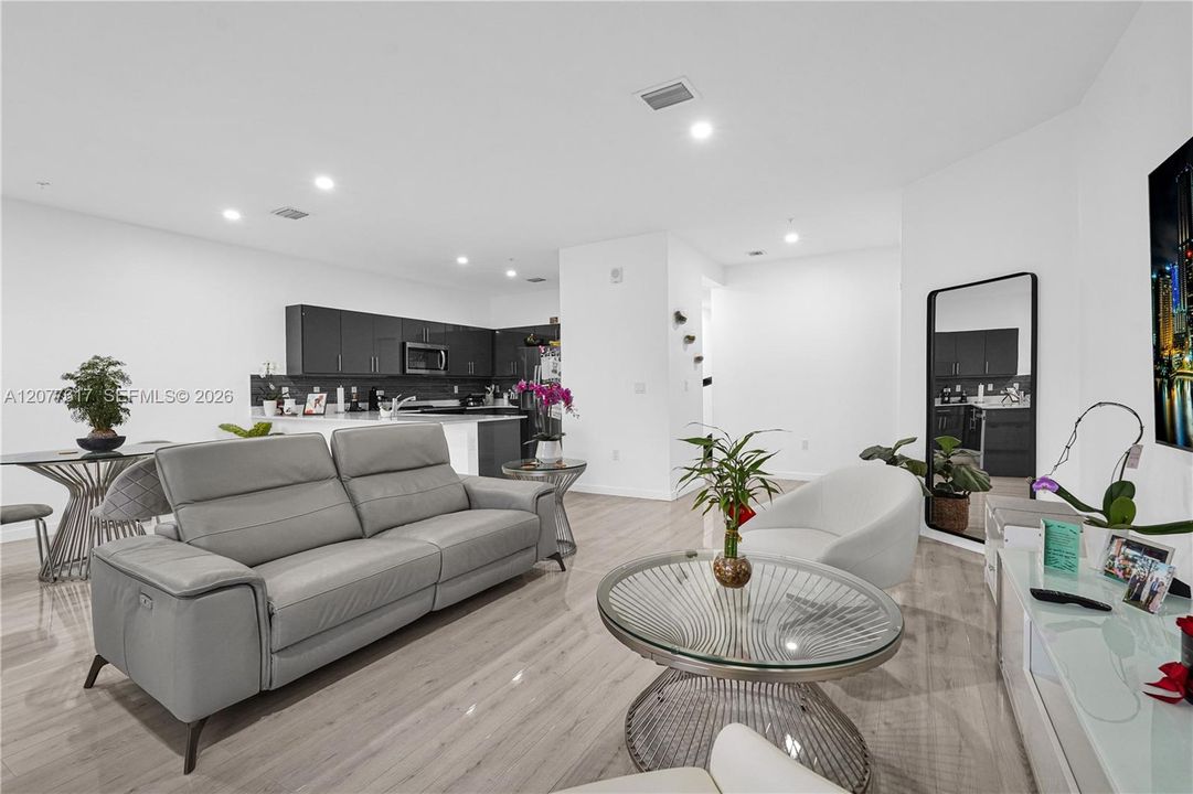 For Rent: $2,700 (3 beds, 2 baths, 1384 Square Feet)