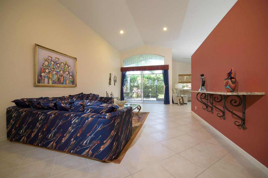 SPACIOUS LIVING ROOM
