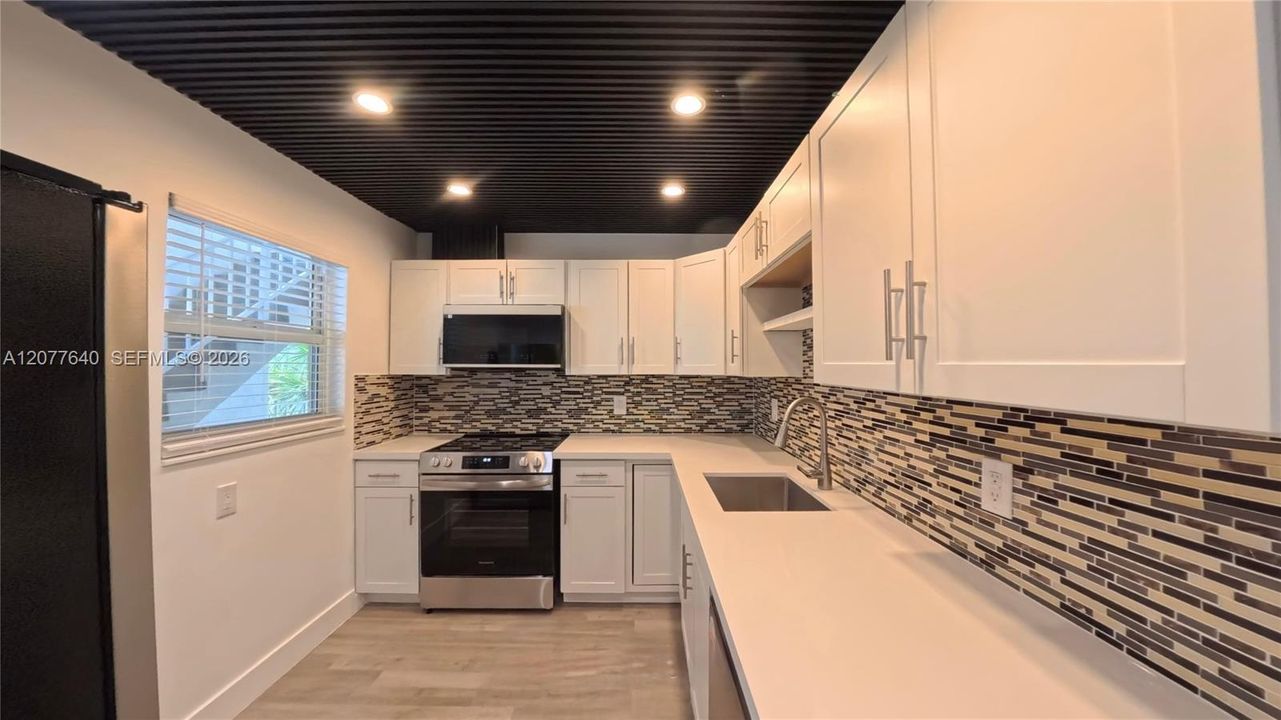For Sale: $329,000 (2 beds, 2 baths, 1075 Square Feet)