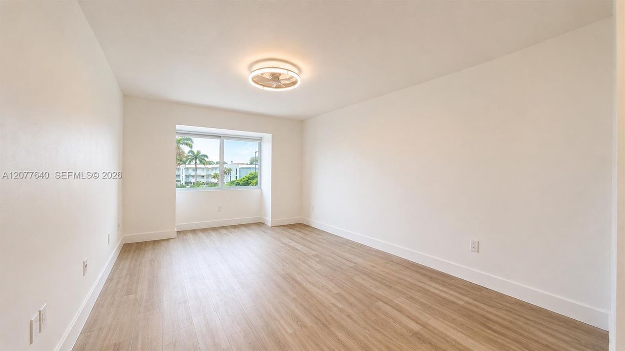 For Sale: $329,000 (2 beds, 2 baths, 1075 Square Feet)