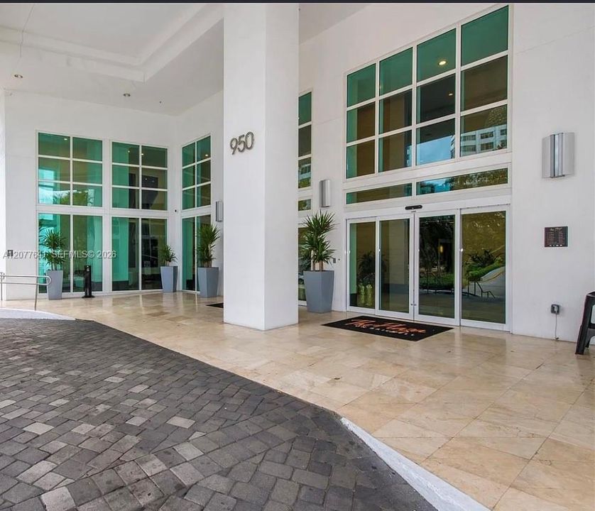 For Rent: $3,200 (1 beds, 1 baths, 692 Square Feet)