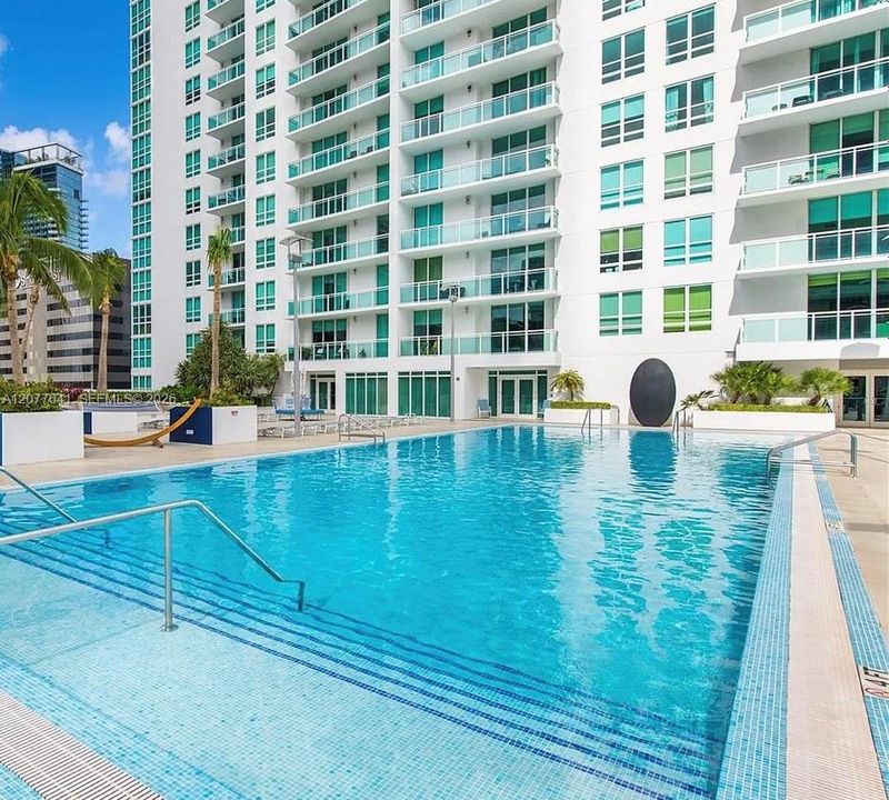 For Rent: $3,200 (1 beds, 1 baths, 692 Square Feet)