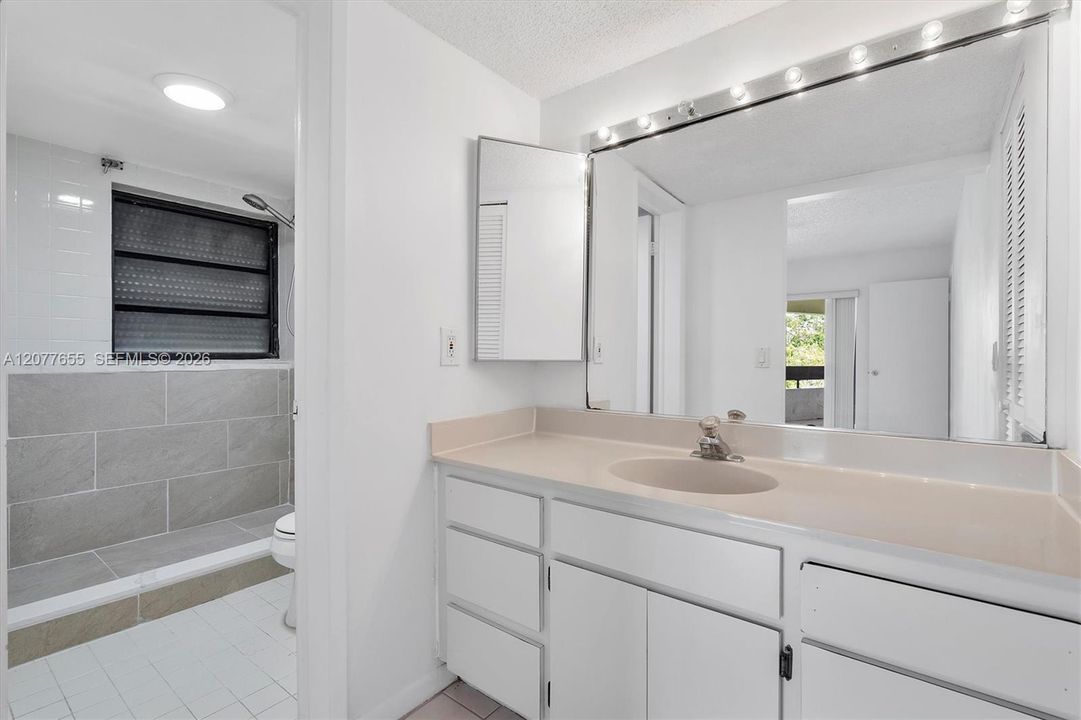En Venta: $330,000 (2 camas, 2 baños, 1200 Pies cuadrados)