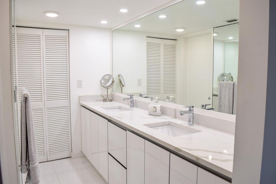 12. Apartment - Master Bathroom (1)