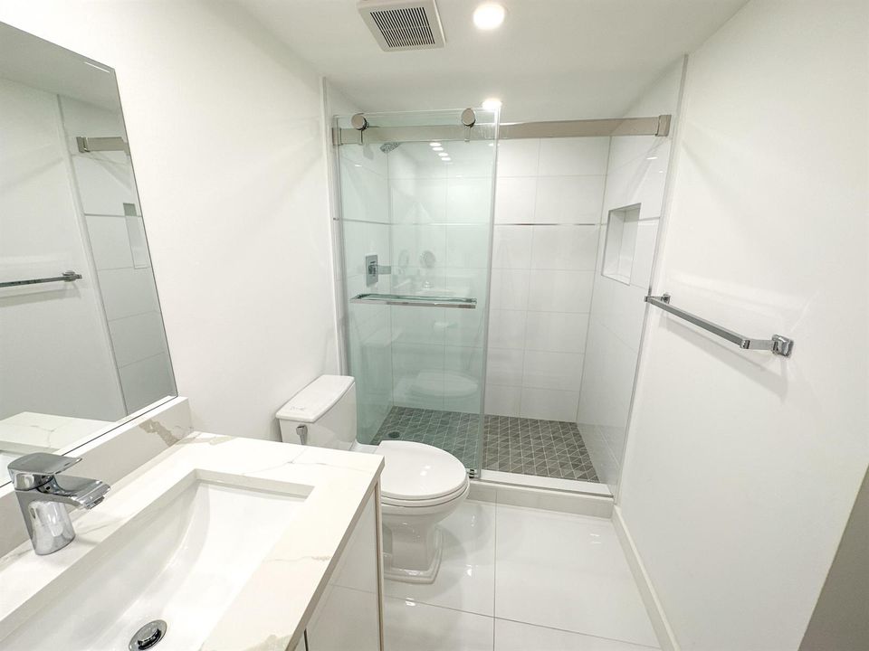 18. Apartment - Guest Bathroom (1)