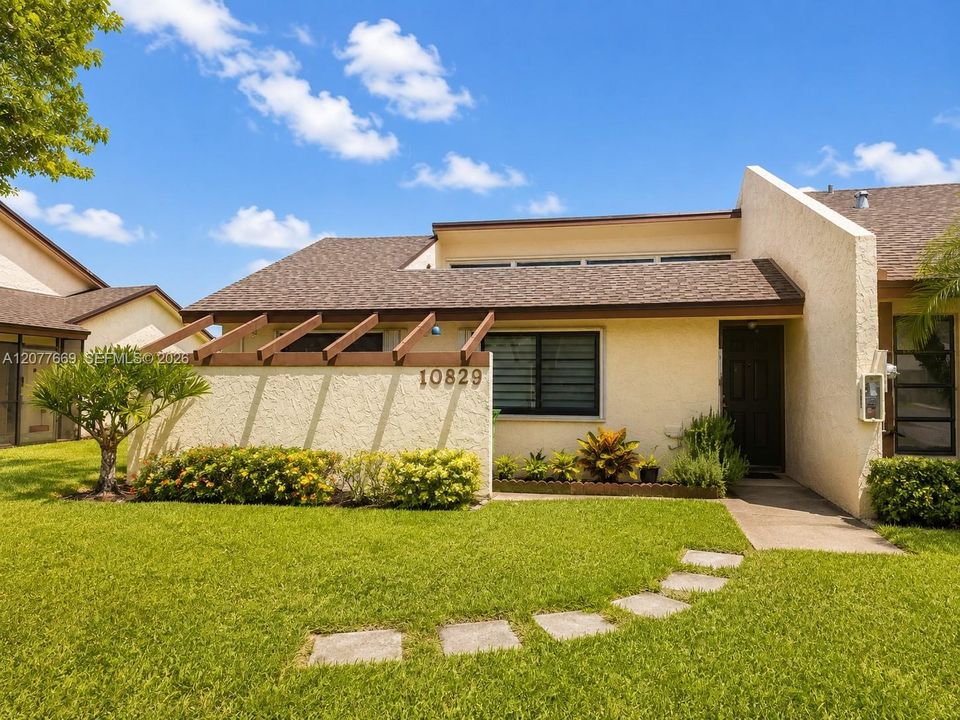 For Sale: $300,000 (2 beds, 1 baths, 827 Square Feet)