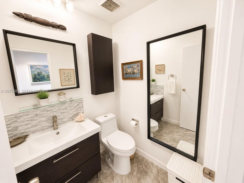 For Sale: $300,000 (2 beds, 1 baths, 827 Square Feet)