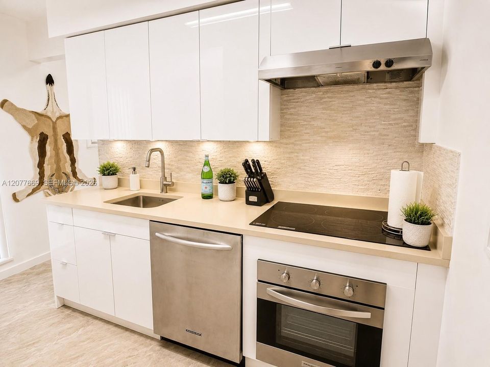 For Sale: $300,000 (2 beds, 1 baths, 827 Square Feet)
