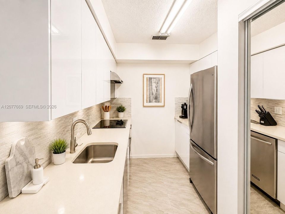 For Sale: $300,000 (2 beds, 1 baths, 827 Square Feet)