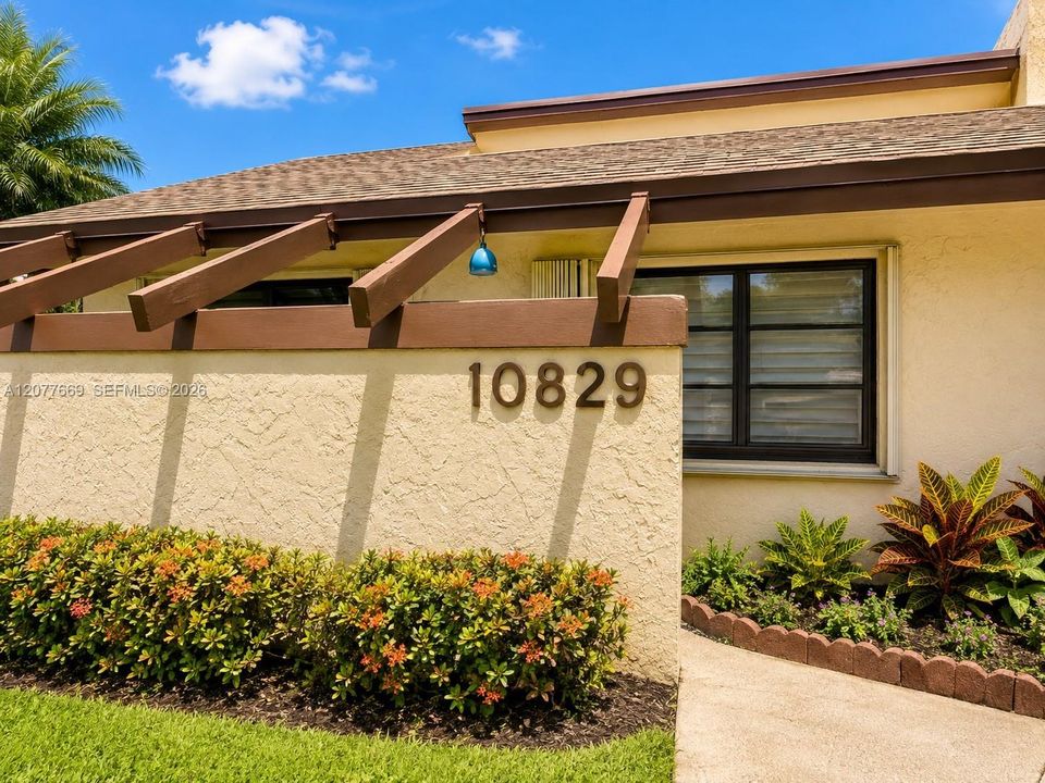 For Sale: $300,000 (2 beds, 1 baths, 827 Square Feet)