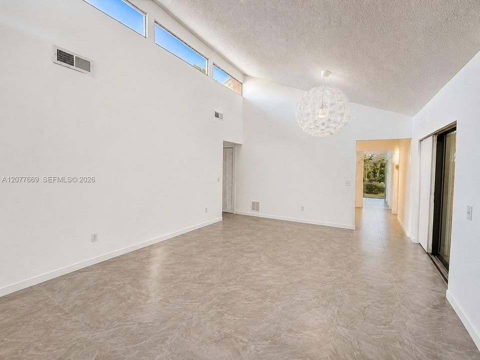 For Sale: $300,000 (2 beds, 1 baths, 827 Square Feet)