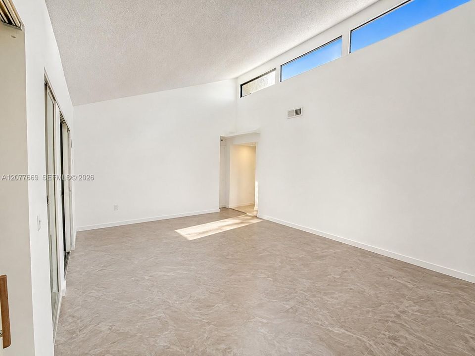 For Sale: $300,000 (2 beds, 1 baths, 827 Square Feet)