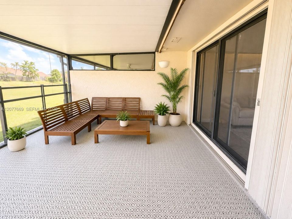 For Sale: $300,000 (2 beds, 1 baths, 827 Square Feet)