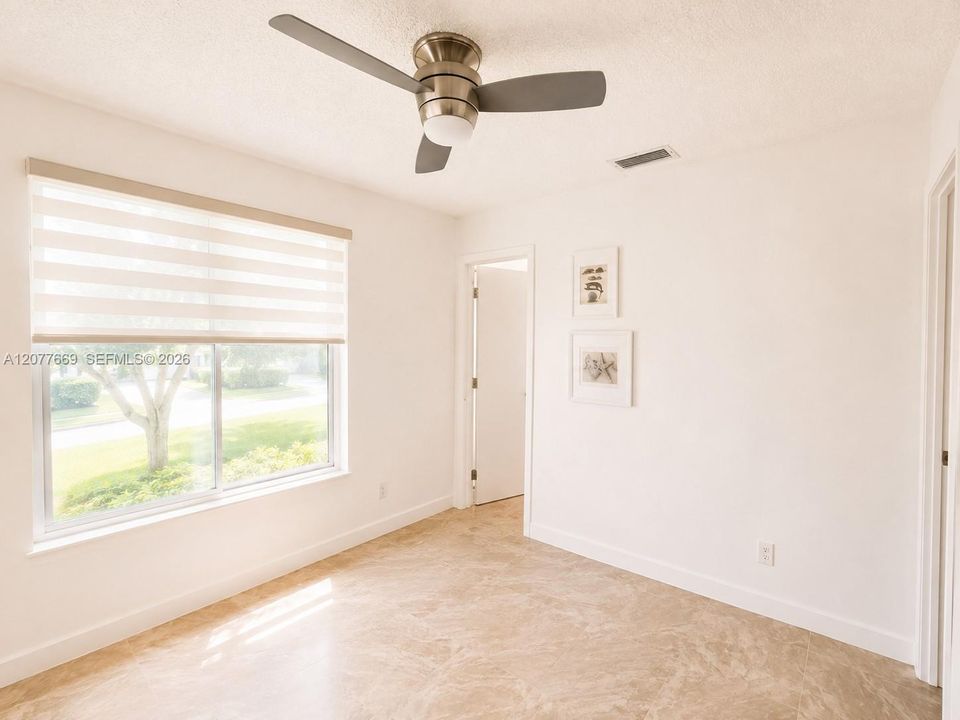 For Sale: $300,000 (2 beds, 1 baths, 827 Square Feet)