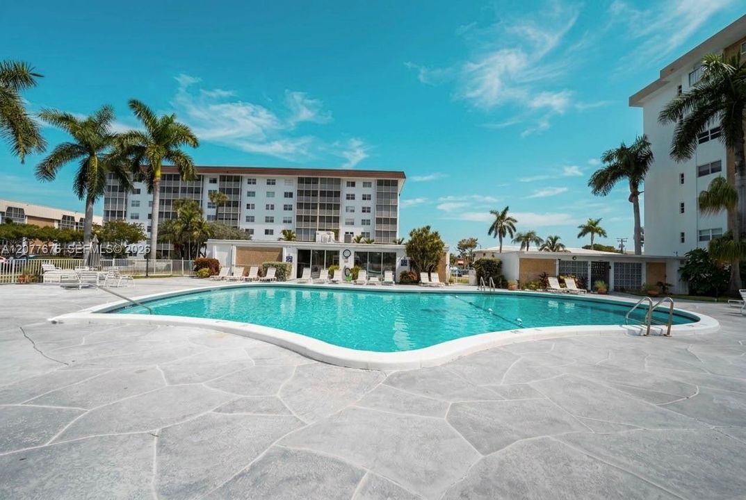 En Venta: $349,000 (2 camas, 2 baños, 1200 Pies cuadrados)