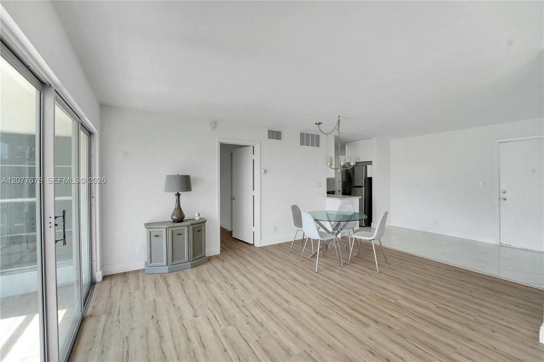 En Venta: $349,000 (2 camas, 2 baños, 1200 Pies cuadrados)
