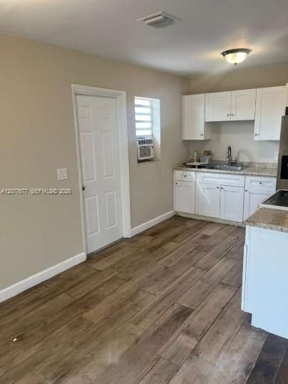 For Rent: $2,450 (3 beds, 1 baths, 900 Square Feet)
