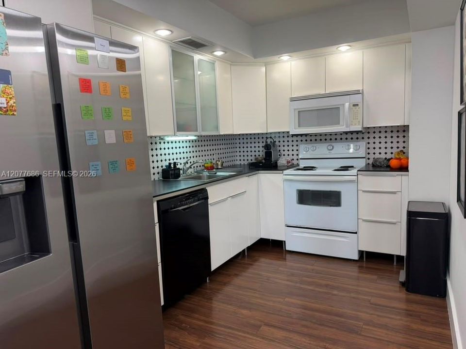 For Rent: $2,500 (2 beds, 2 baths, 1096 Square Feet)