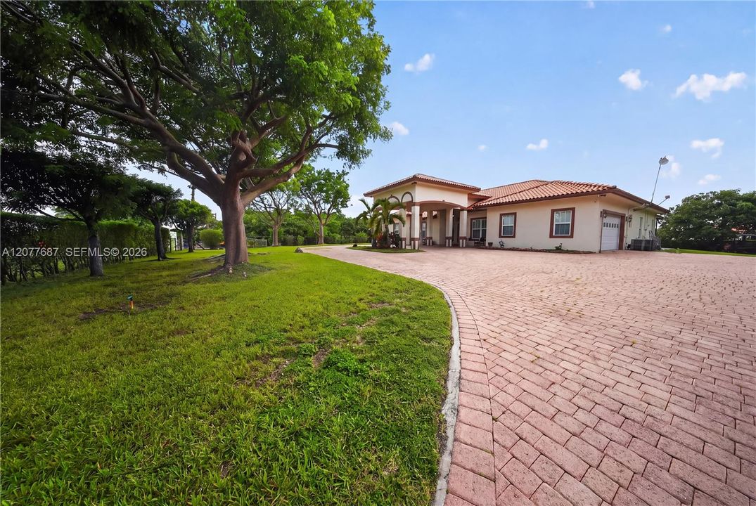 For Sale: $2,150,000 (5 beds, 5 baths, 3301 Square Feet)