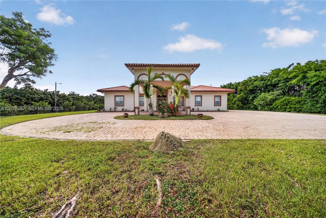 For Sale: $2,150,000 (5 beds, 5 baths, 3301 Square Feet)