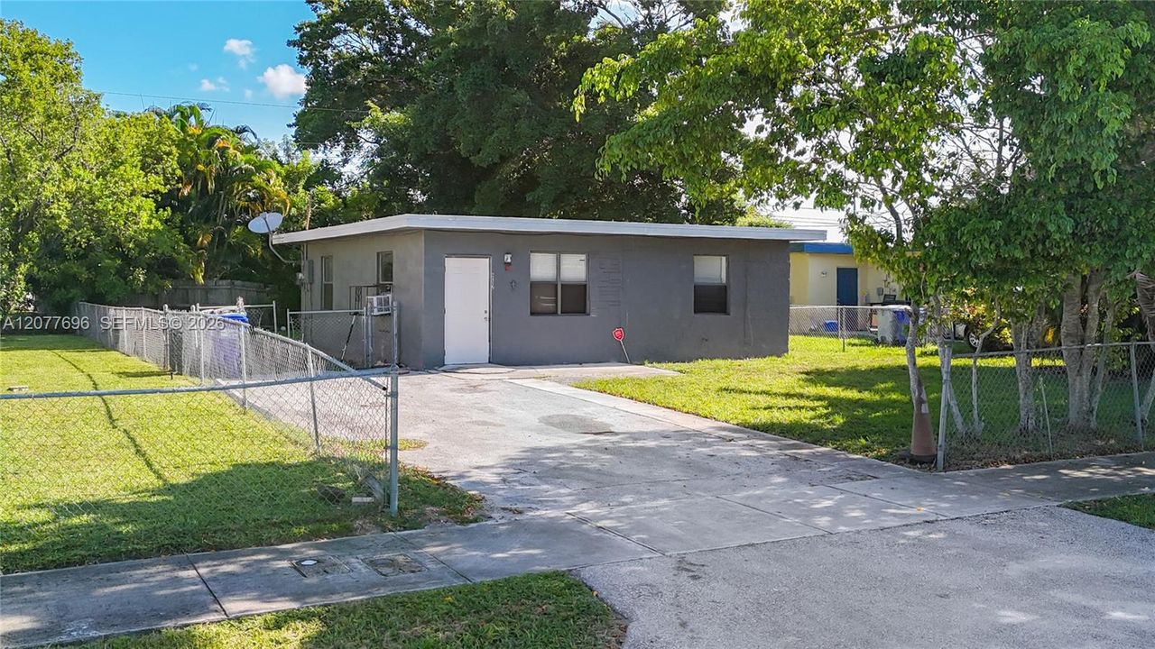 For Rent: $1,900 (2 beds, 1 baths, 728 Square Feet)