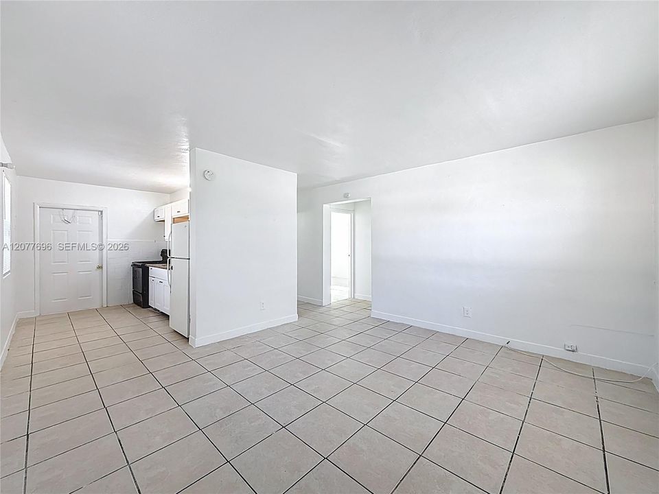For Rent: $1,900 (2 beds, 1 baths, 728 Square Feet)
