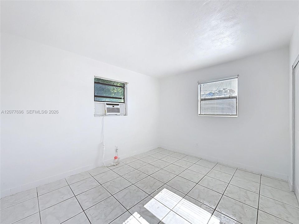 For Rent: $1,900 (2 beds, 1 baths, 728 Square Feet)
