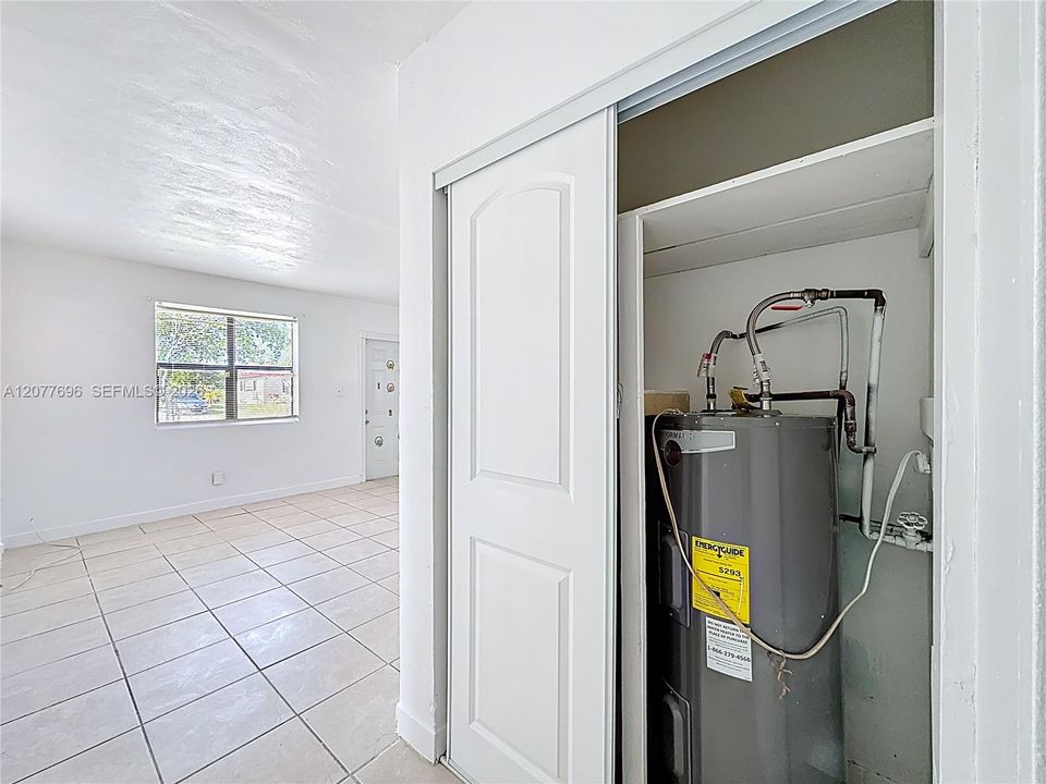 For Rent: $1,900 (2 beds, 1 baths, 728 Square Feet)