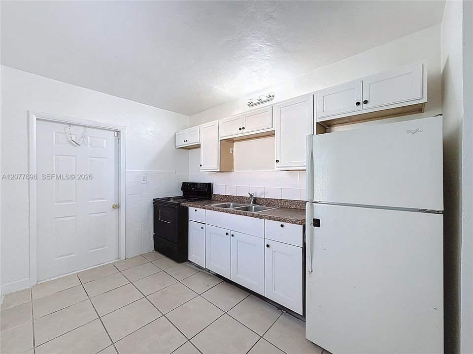 For Rent: $1,900 (2 beds, 1 baths, 728 Square Feet)