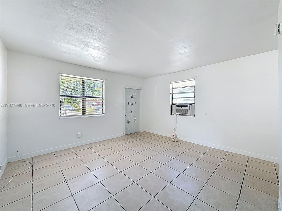 For Rent: $1,900 (2 beds, 1 baths, 728 Square Feet)