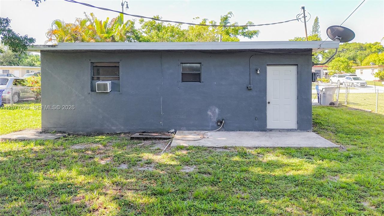 For Rent: $1,900 (2 beds, 1 baths, 728 Square Feet)
