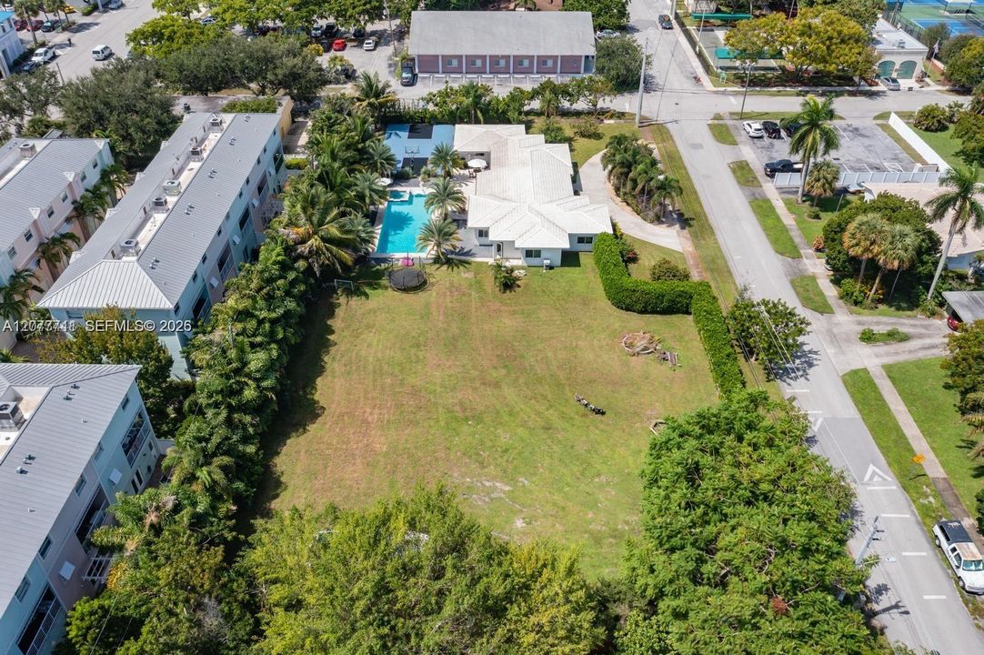 En Venta: $600,000 (0.24 acres)