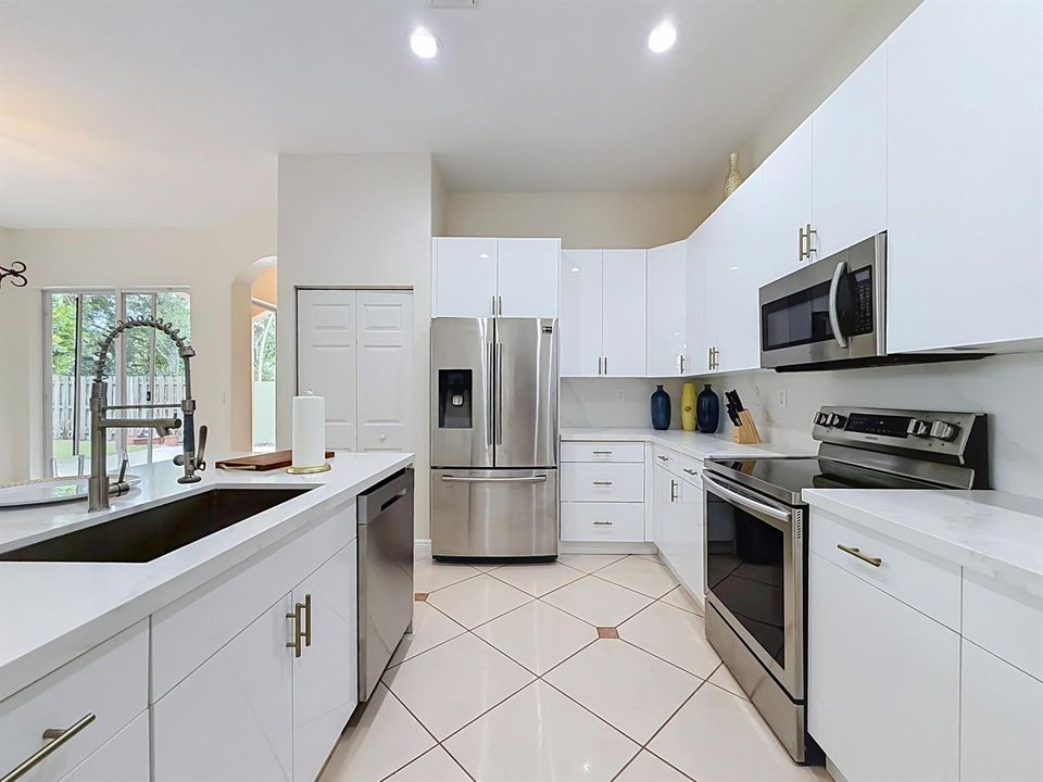 6657 Lurais Drive-42