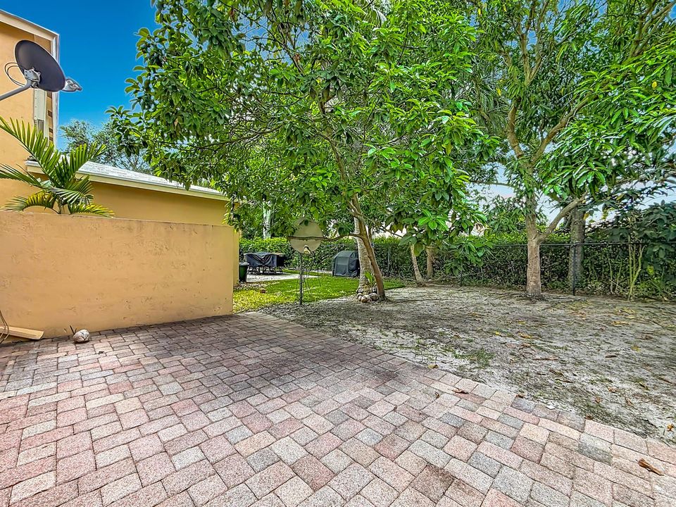 6657 Lurais Drive-95