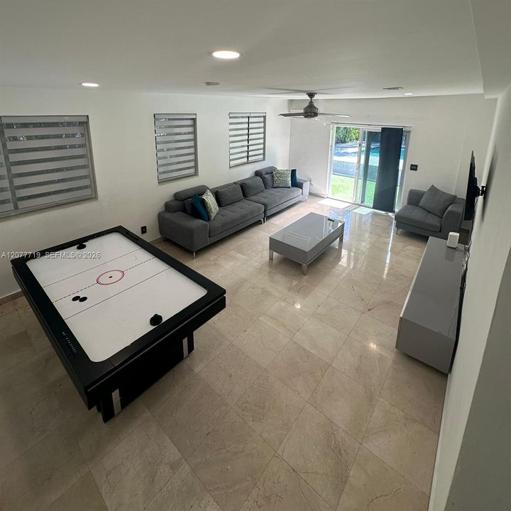En Venta: $765,000 (4 camas, 3 baños, 2190 Pies cuadrados)