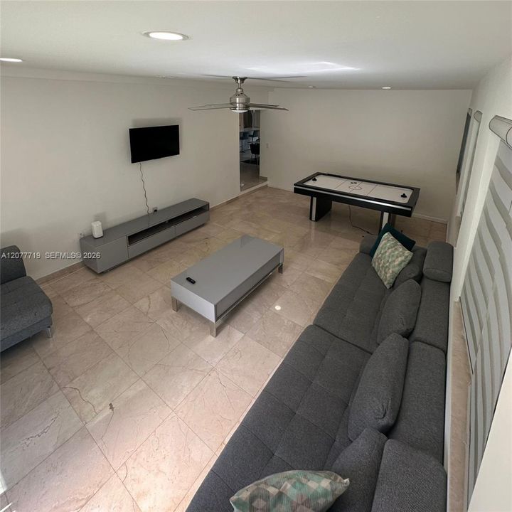 En Venta: $765,000 (4 camas, 3 baños, 2190 Pies cuadrados)