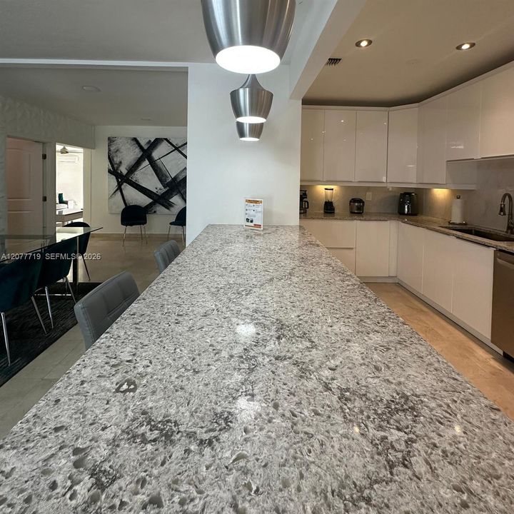 En Venta: $765,000 (4 camas, 3 baños, 2190 Pies cuadrados)