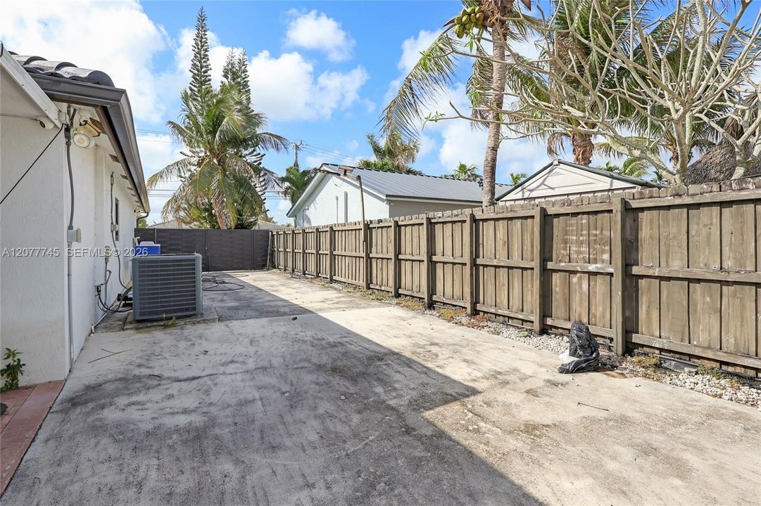 For Rent: $1,500 (0 beds, 1 baths, 1572 Square Feet)
