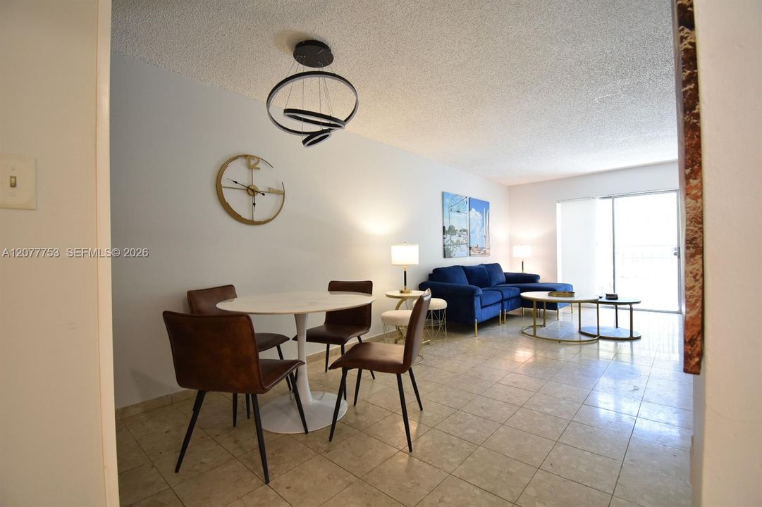 For Rent: $2,400 (1 beds, 1 baths, 685 Square Feet)