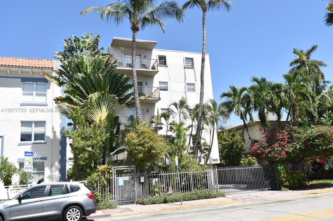 For Rent: $2,400 (1 beds, 1 baths, 685 Square Feet)