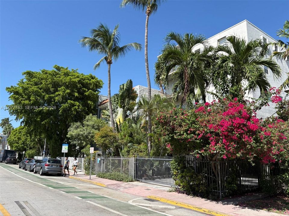 For Rent: $2,400 (1 beds, 1 baths, 685 Square Feet)