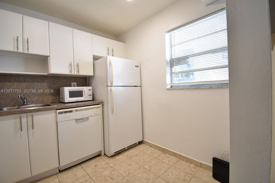 For Rent: $2,400 (1 beds, 1 baths, 685 Square Feet)