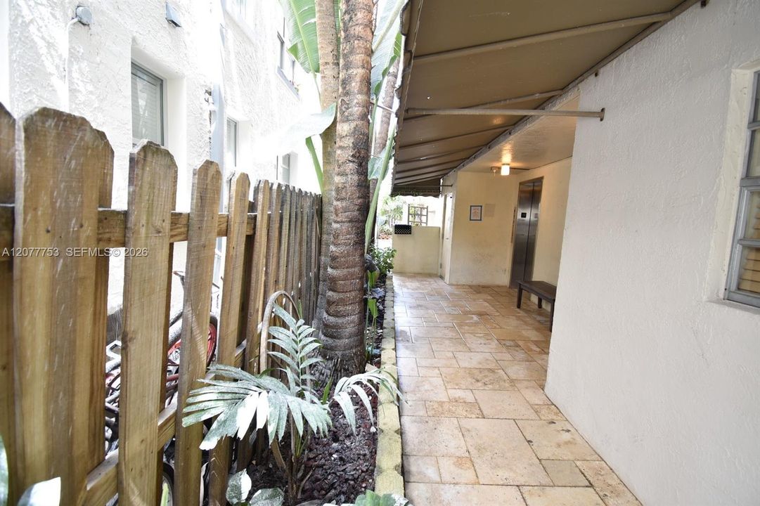 For Rent: $2,400 (1 beds, 1 baths, 685 Square Feet)